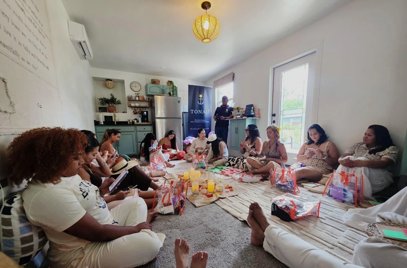Mujeres sentadas en círculo durante una actividad de reflexión del primer Renacer Retreat