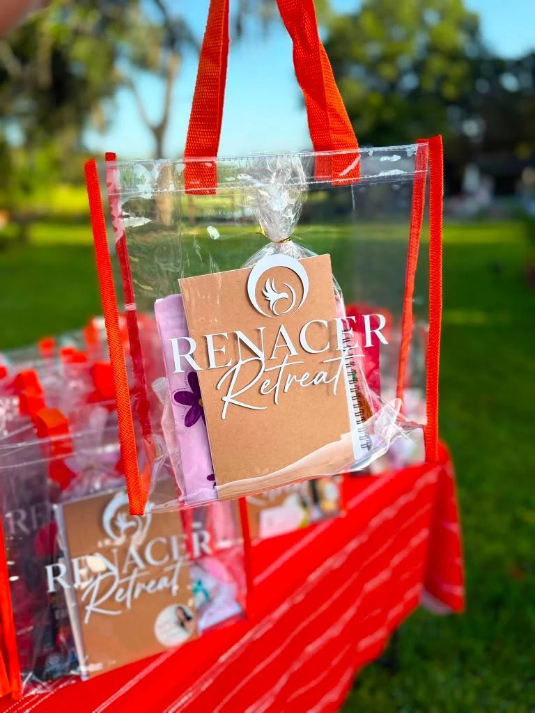 Detalle del kit de bienvenida preparado para participantes de Renacer Retreat