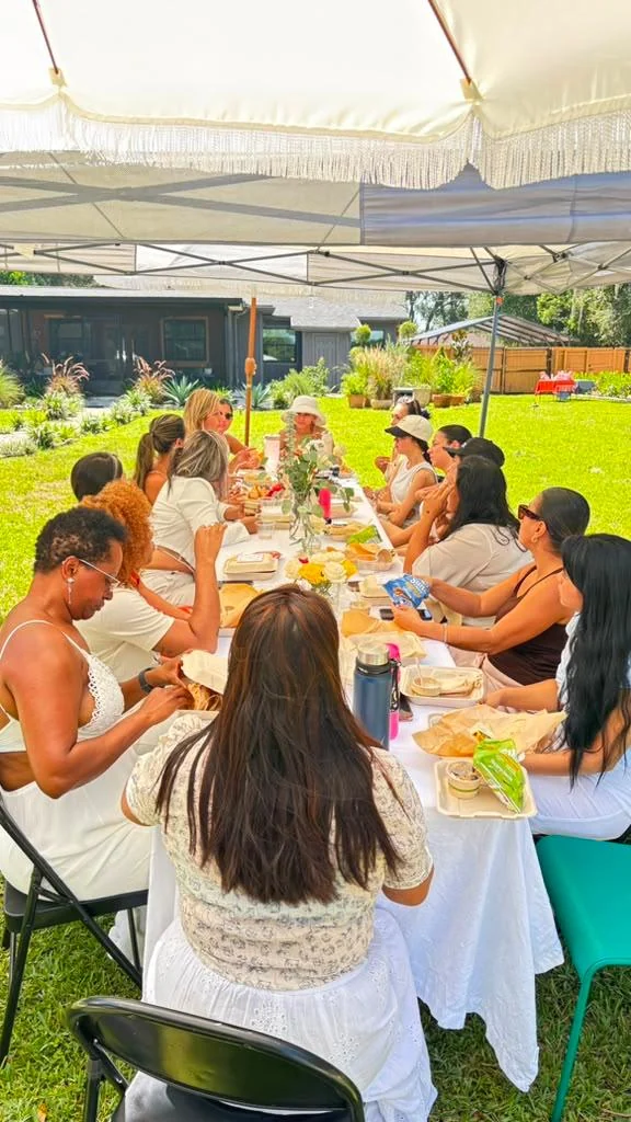 Mujeres compartiendo una comida y una conversación durante Renacer Retreat